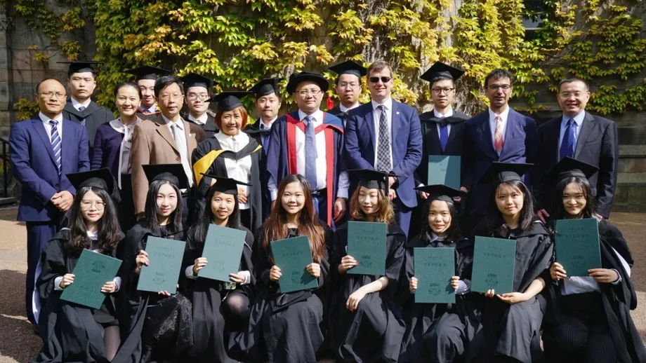 Custos Crescentes e Regras de Vistos Mais Rigorosas Levam Estudantes Chineses a Repensar Diplomas Britânicos