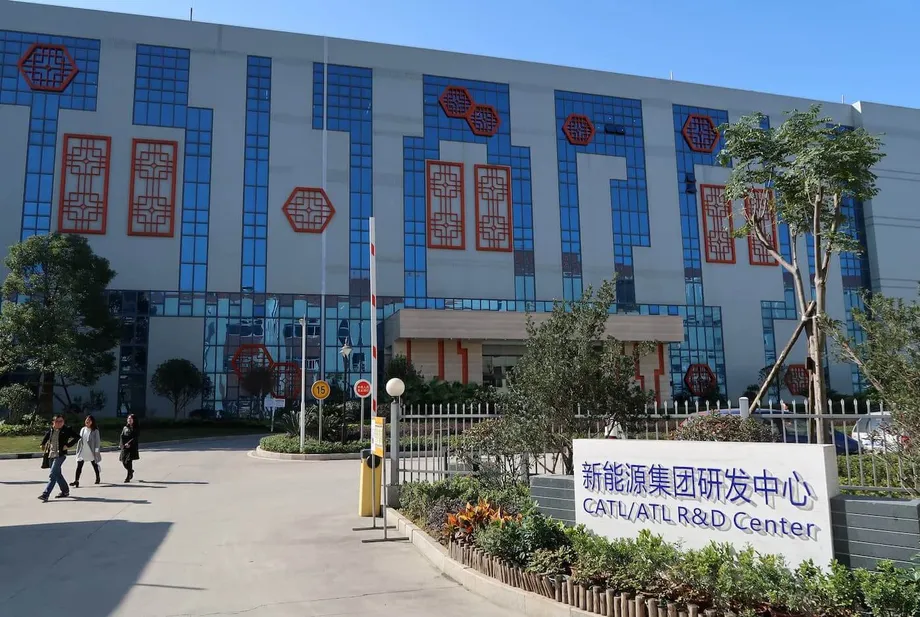 A Ascensão da Hungria como Polo Fabril da China: Boom Económico, Resistência Local e o Futuro da Indústria Europeia