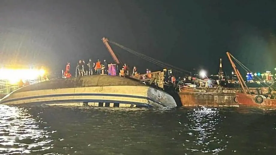 Barco Turístico Encalha na Baía de Ha Long: Dezenas de Mortos no Pior Desastre Marítimo do Vietname em Anos