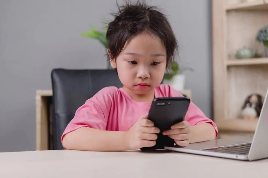 Pais Japoneses Lidam com Hábitos de Estudo e Tempo de Ecrã dos Filhos Durante as Férias de Verão