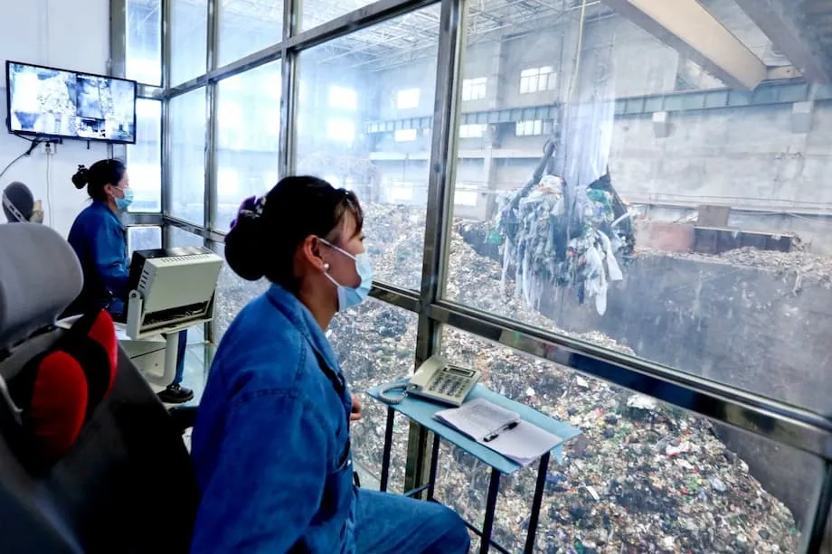 Excesso de Incineradoras de Transformação de Resíduos em Energia na China: Como a Política, a Urbanização e a Reciclagem Desencadearam uma Crise de Excesso de Capacidade