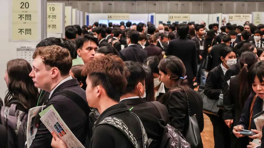 O Desafio do Japão no Desenvolvimento de Recursos Humanos Globais: Política, Progressos e o Caminho a Seguir