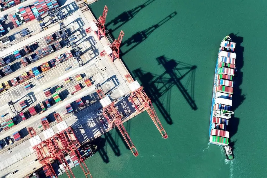 EUA miram transbordos do Sudeste Asiático na guerra comercial com a China: impactos, respostas e o futuro das cadeias de abastecimento globais