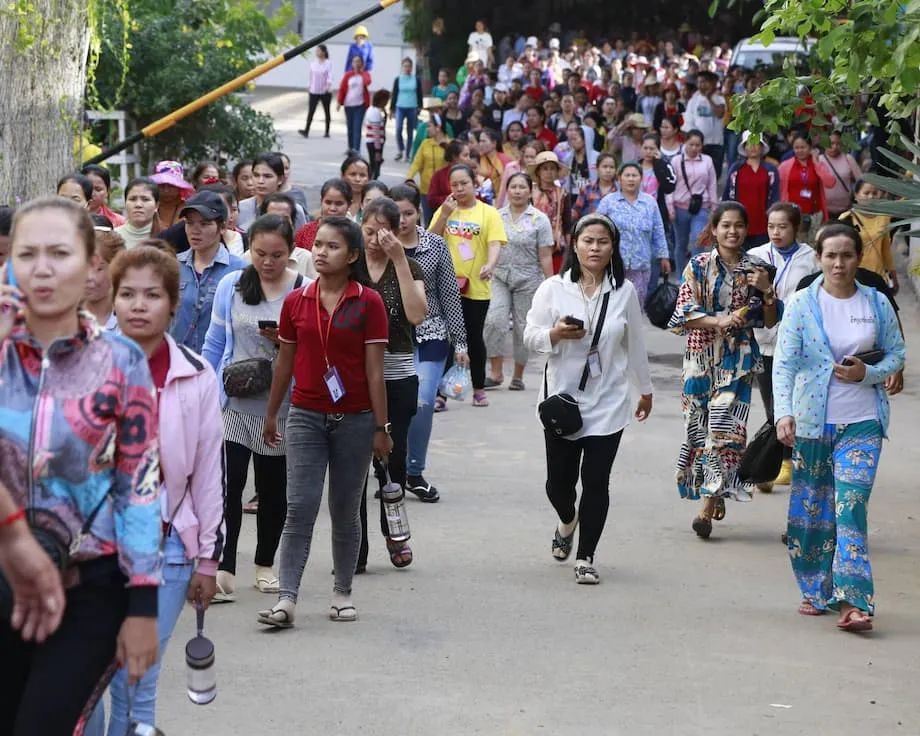 Trabalhadores de Vestuário do Camboja Enfrentam Incerteza à Medida que Aranceis dos EUA Ameaçam Empregos e Estabilidade Económica