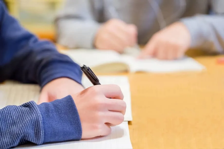 Estudantes Japoneses Enfrentam Dificuldades com Questões do Tipo Descritivo: Insights do Teste Nacional de Desempenho de 2025