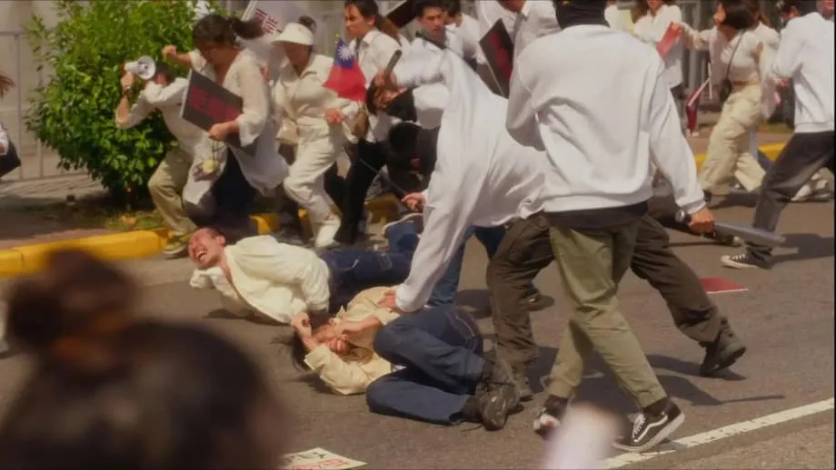 Frankamente, todos têm os seus próprios medos e imaginações sobre a guerra, mas na nossa vida diária, muitos evitam-na ou até fingem que ela não existe. À medida que a crise se agrava nos últimos dois anos, penso que já é hora de olharmos de frente para ela e abrirmos esta caixa de Pandora.