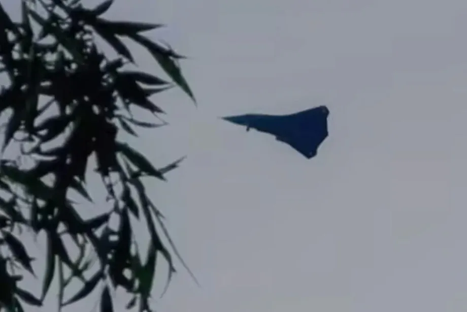 O Novo Jato Furtivo da China: Um Novo Desafio à Dominação Aérea dos EUA na Corrida dos Caças de Sexta Geração