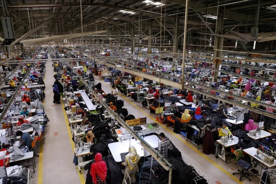 O Sector de Vestuário do Bangladesh num Ponto de Viragem: Cortes Tarifários dos EUA, Competição Regional e o Futuro do Comércio Global