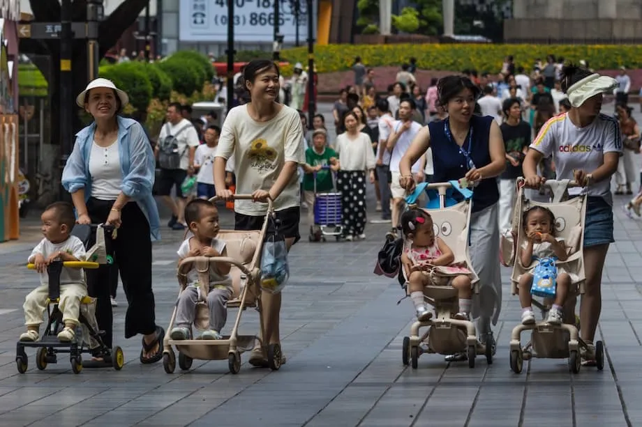 A Crise Demográfica da China: Riscos Económicos, Respostas Políticas e Implicações Globais