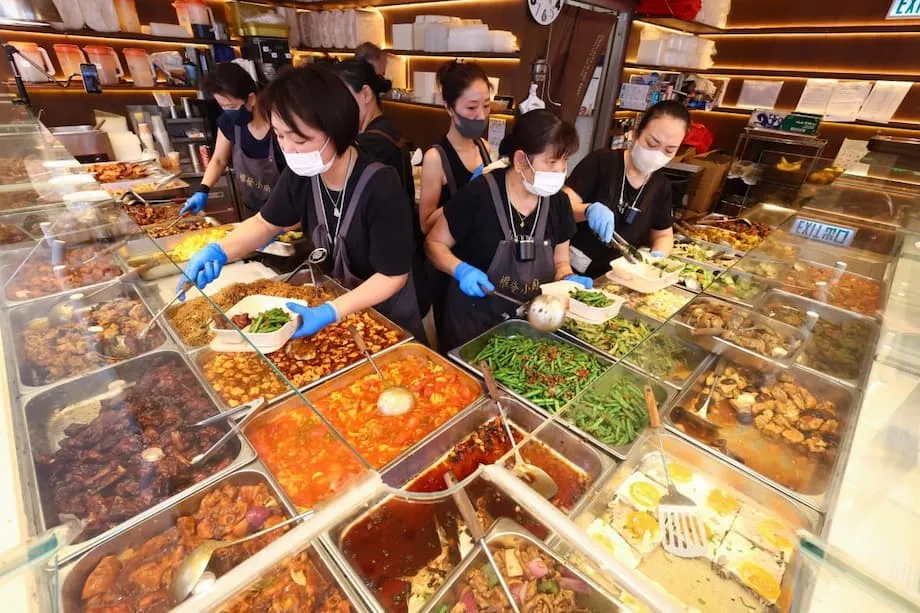 Restaurantes de Hong Kong Enfrentam Incerteza Económica à Medida que os Encerramentos Disparam