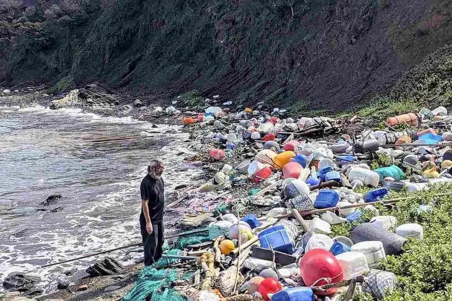 Crise dos Resíduos Plásticos: Como a Poluição da Ásia Inunda o Mar do Japão e o Que Está a Ser Feito