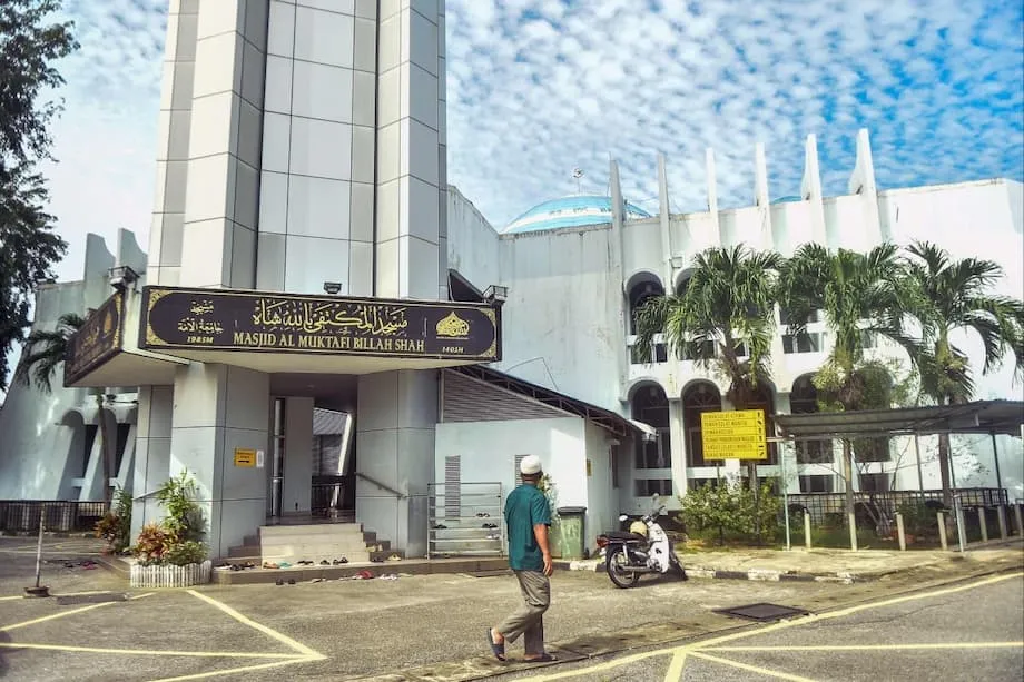 A drástica ação de Terengganu contra muçulmanos que falham à oração de sexta-feira: um olhar aprofundado sobre a aplicação da lei religiosa na Malásia