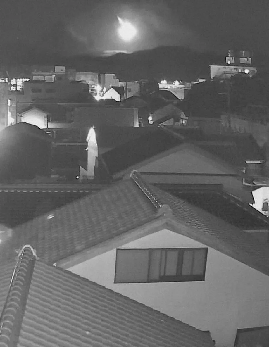 Bola de Fogo Brilhante Ilumina Oeste do Japão: Ciência, Espetáculo e Acaldão nas Redes Sociais