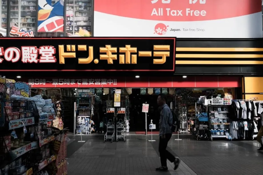 A ousada expansão da Don Quijote: como a gigante japonesa dos descontos aposta no turismo e está a transformar o retalho