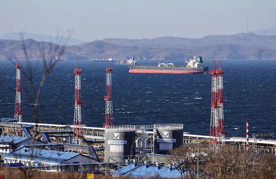 A China Intensifica Importações de Petróleo Russo enquanto os Tarifas dos EUA Afetam a Índia: Geopolítica, Comércio e o Futuro dos Fluxos Energéticos Globais
