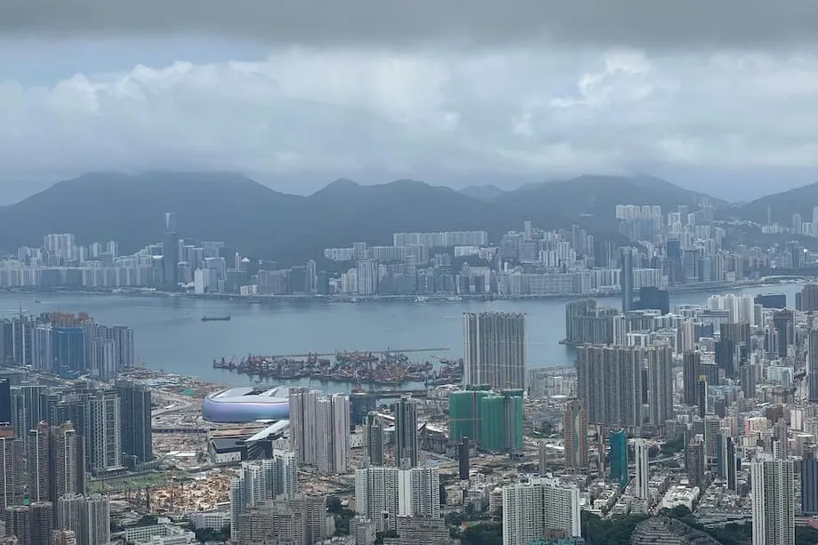 Escândalo da Água Engarrafada em Hong Kong: Falhas na Contratação, Desconfiança Pública e Apelos a Reformas
