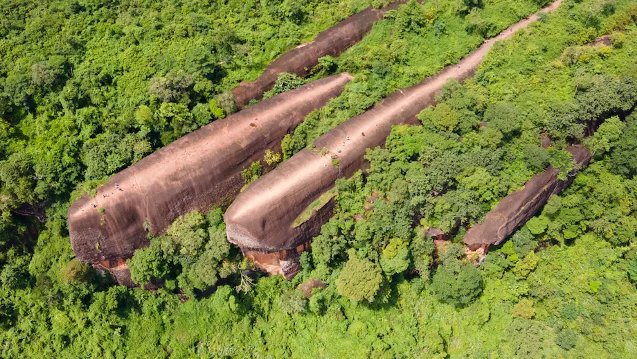 Three Whale Rock: os leviatãs de pedra ancestrais da Tailândia e as maravilhas de Bueng Kan