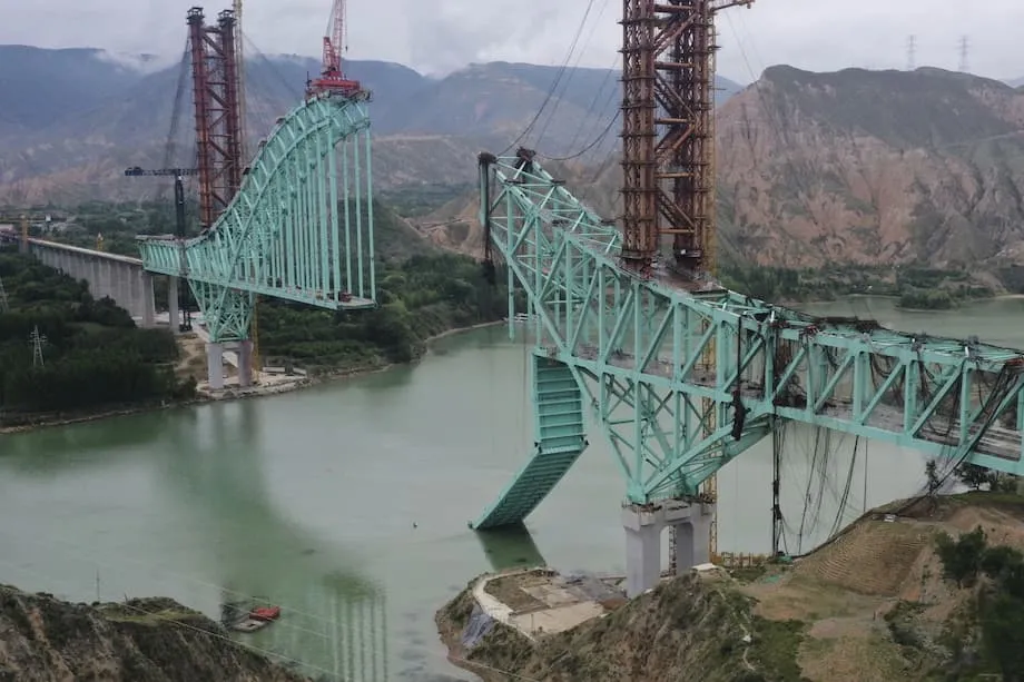 Tragédia no Rio Amarelo: Desmoronamento de Ponte no Qinghai, China, Deixa 12 Mortos