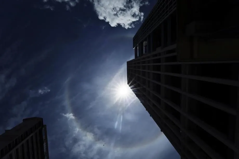 Um Raro Halo Solar Enfeitiça Singapura: Ciência, Espetáculo e Frenesi Social