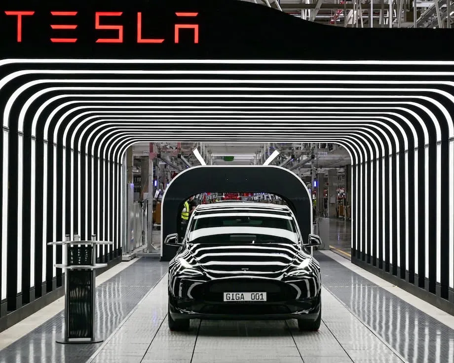 Vendas da Tesla Despencam na Europa Enquanto a BYD Dispara: O Que Está por Trás da Revolução dos Carros Elétricos?