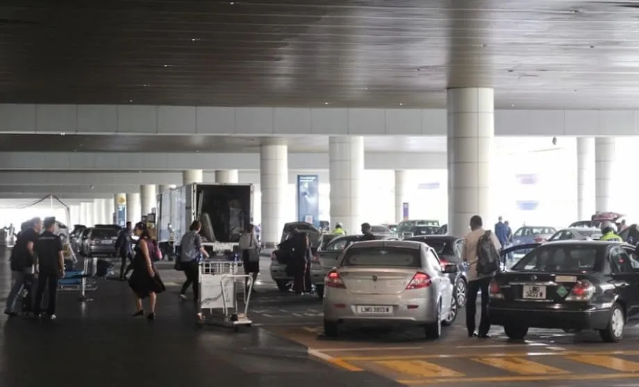 Operacao da Malasia contra a Captacao Ilegal de Taxistas no KLIA: Uma Batalha por Reputacao, Seguranca e Equidade