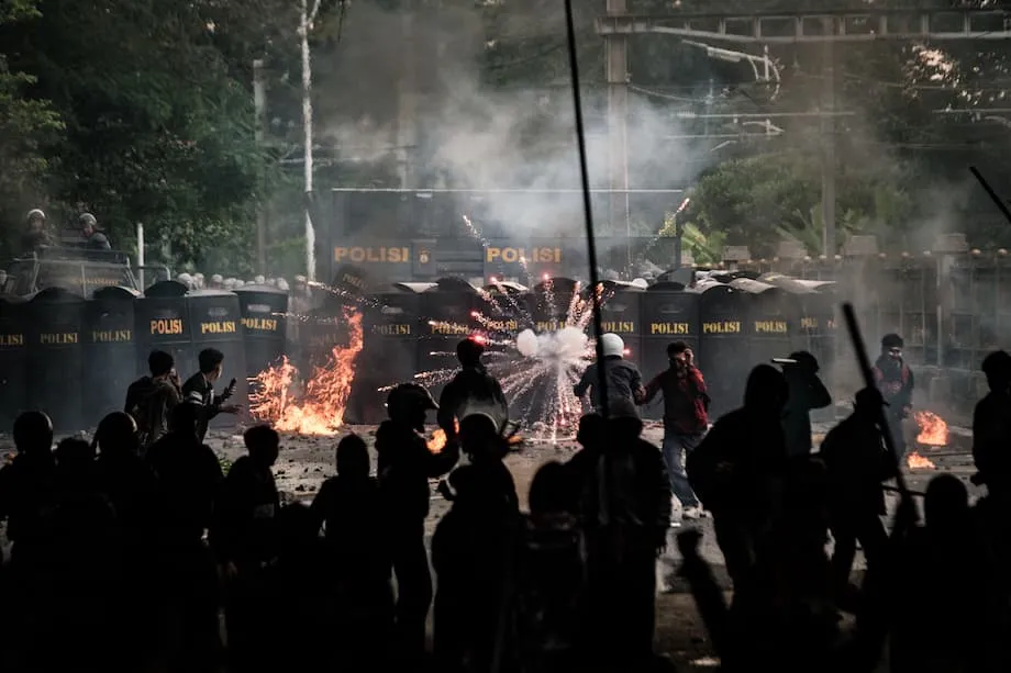 Indonésia em Chamas Após Veículo Policial Matar Estafeta: Indignação, Violência e Pedidos de Reforma