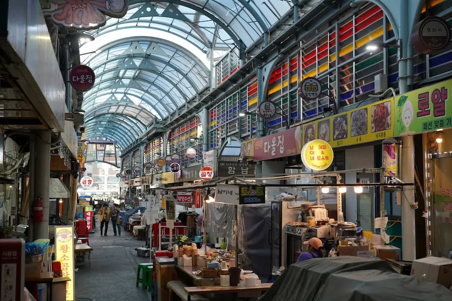 Explorar o Mercado Sinjin de Jongno: O Diamante Escondido de Seul