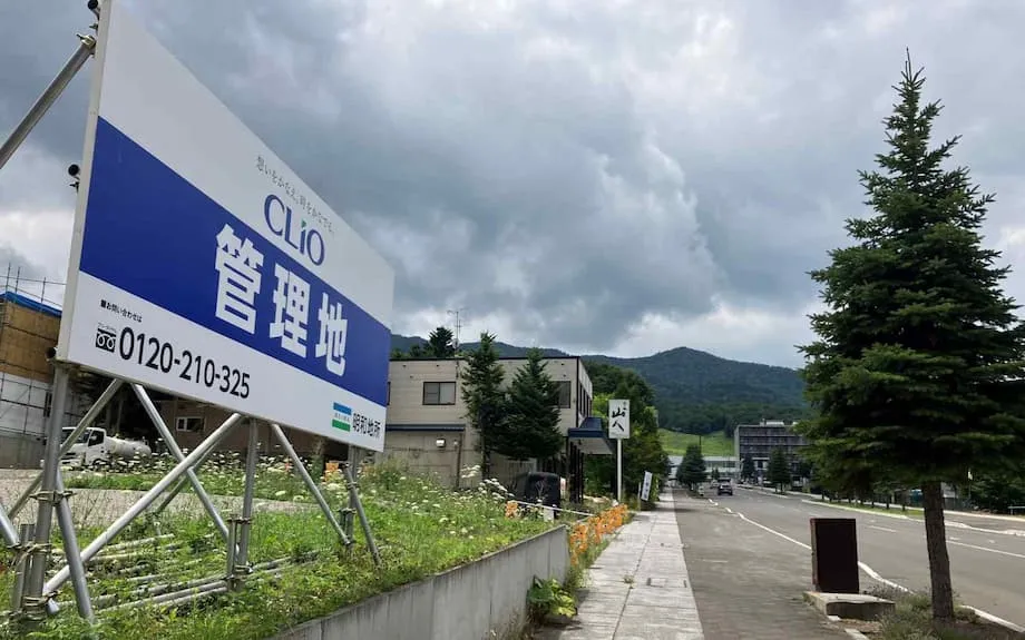 Furano, Hokkaido: O Próximo Niseko? Boom Turístico Alimenta Aumento Imobiliário e Debate Comunitário