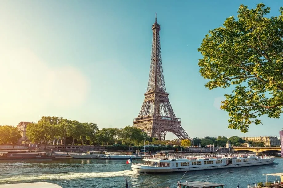 Turistas Chineses Alavancam um Boom do Turismo em Paris em 2025: O Que Está Por Trás do Aumento e Como a Cidade Responde