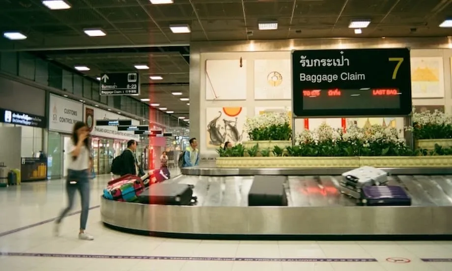 Aeroportos da Tailândia e do Vietname Seguem Caminhos Diferentes no Excesso de Bagagem: A Cultura de Serviço em Foco