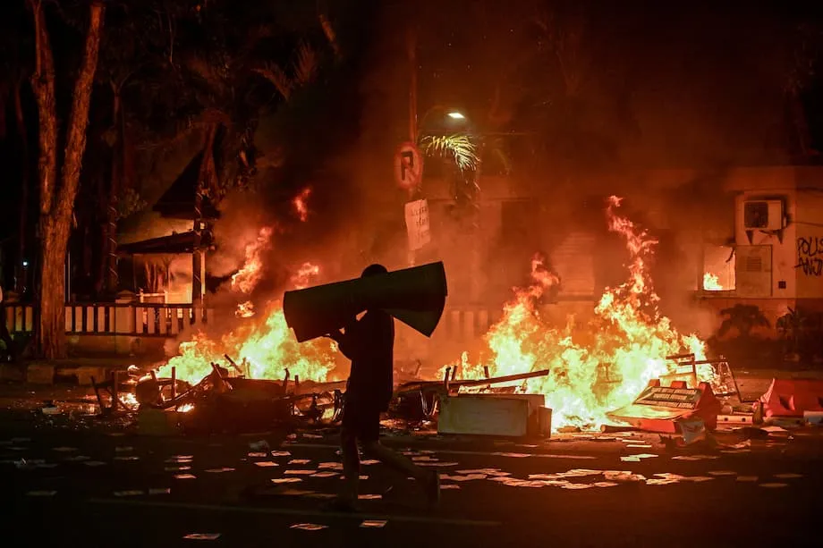 Indonesia Reduz Benefícios dos Deputados Após Protestos Mortais Abalarem o País