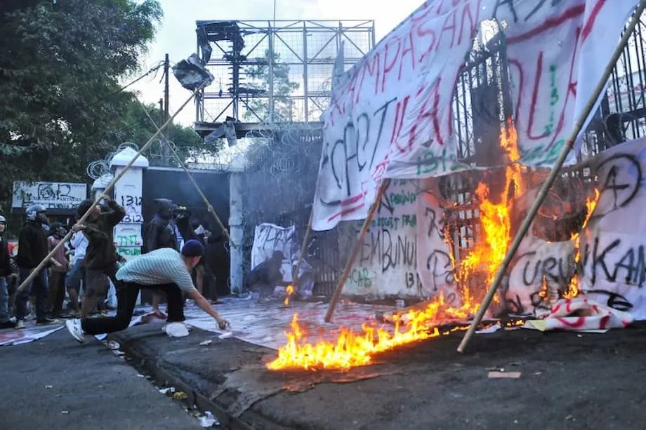 Gás lacrimogéneo nas universidades de Bandung expõe raiva mais profunda sobre desigualdade e atuação policial