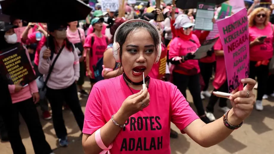 Rosa Corajoso, Verde Herói: Mulheres Indonésias Lideram Protestos Nacionais Contra Violência Policial e Privilégios Políticos