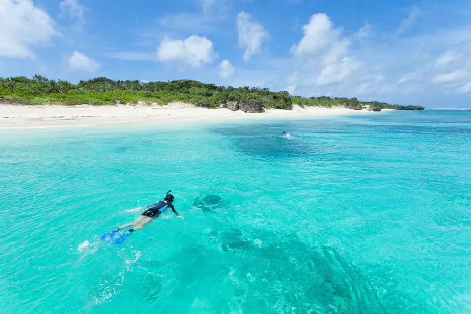 Férias de Praia em Okinawa: o Refúgio Tropical do Japão