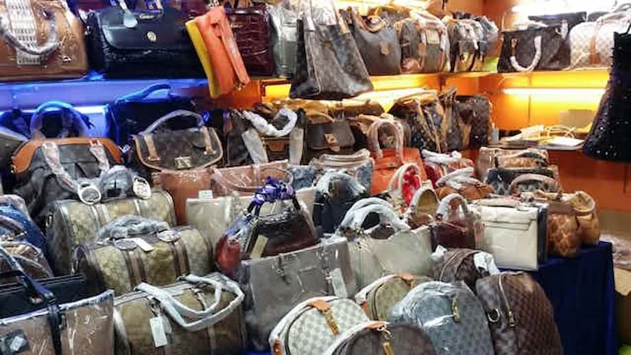 Vídeos no TikTok promovem sacos de luxo contrafeitos da China no meio da guerra tarifária