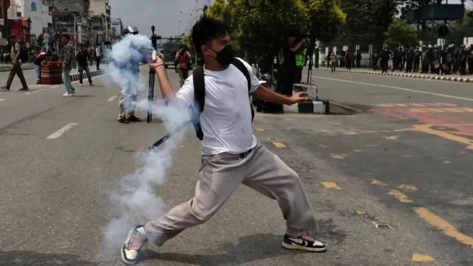 Protestos da Geração Z no Nepal deixam 19 mortos em meio a conflitos por encerramento de redes sociais e corrupção