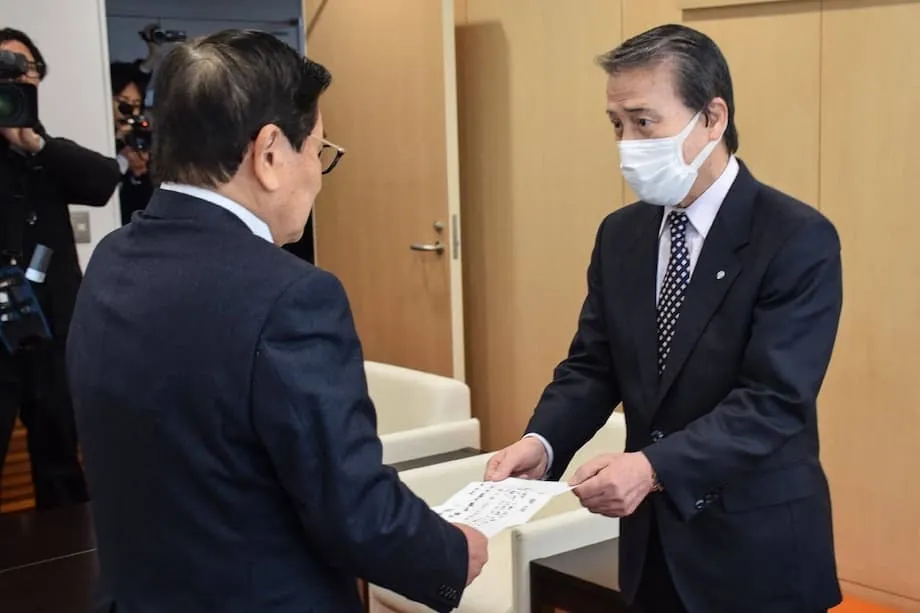 Reação no Japão depois de ex-prefeito acusado de assédio conquistar lugar na assembleia