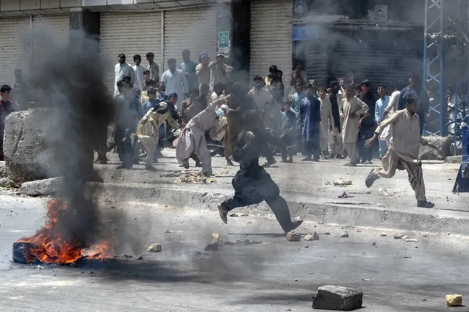 Paquistão prende centenas enquanto greve no Balochistão eclode após mortífero atentado em Quetta