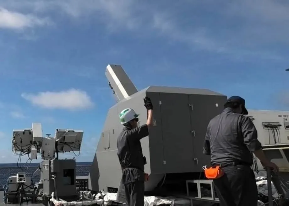 Japão Dispara Protótipo Naval de Railgun do JS Asuka Contra Navio-Alvo, Uma Primeira no Mar