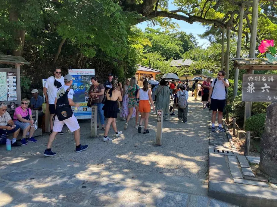 Kanazawa atrai mais viajantes ocidentais do que asiáticos, desafiando o padrão turístico do Japão