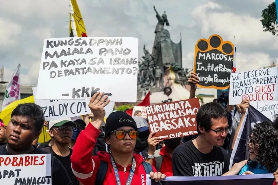Escândalo das Cheias Incendeia Manifestações em Todo o País nas Filipinas com Marcos a Apoiar um Amplo Inquérito