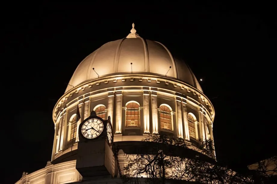 Calcutá Depois do Anoitecer: Cidadãos Iluminam o Património
