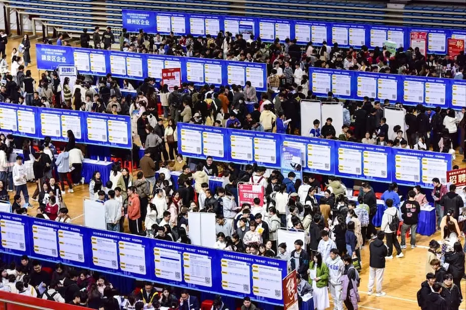 Desemprego juvenil na China atinge máximo de dois anos com um número recorde de diplomados perante contratações fracas
