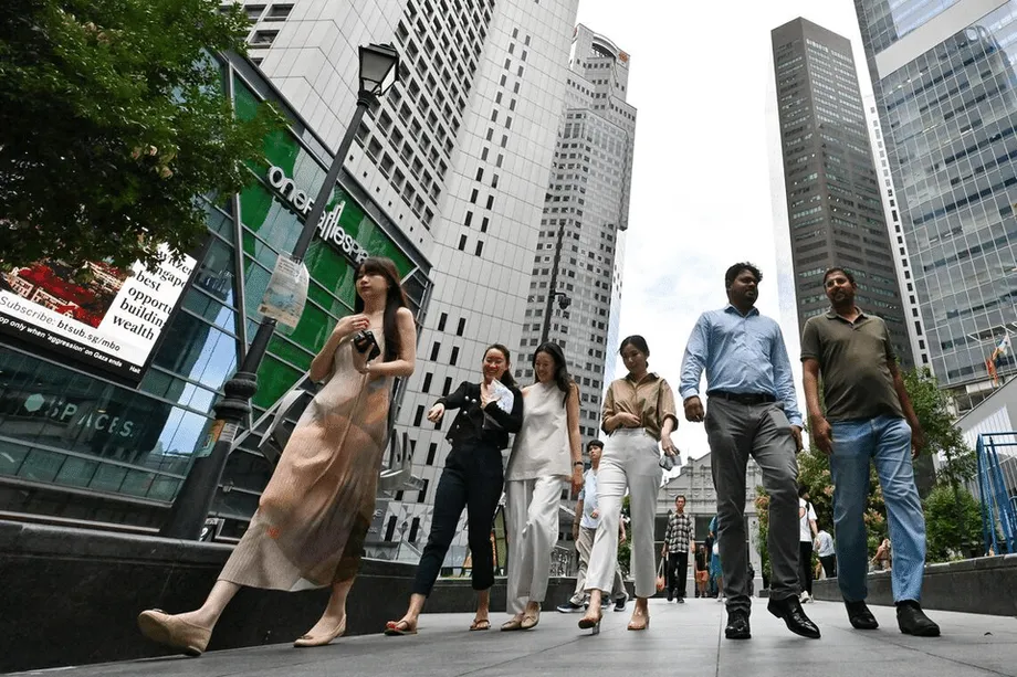 Como Singapura pode proteger empregos de nível intermédio à medida que a IA remodela o trabalho