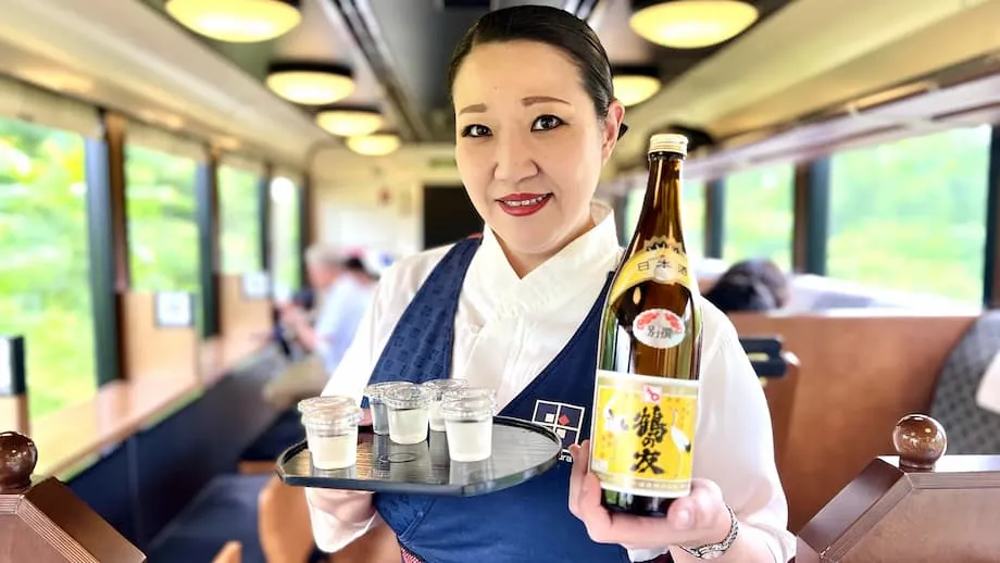 Viajar no comboio de saquê de Niigata pelo país da neve do Japão