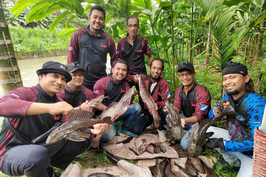Pescadores tornam-se guardiões à medida que peixes invasores ameaçam os rios da Malásia