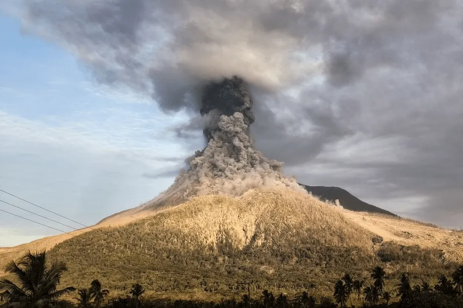 Indonésia eleva alerta com a erupção do vulcão Lewotobi Laki-Laki