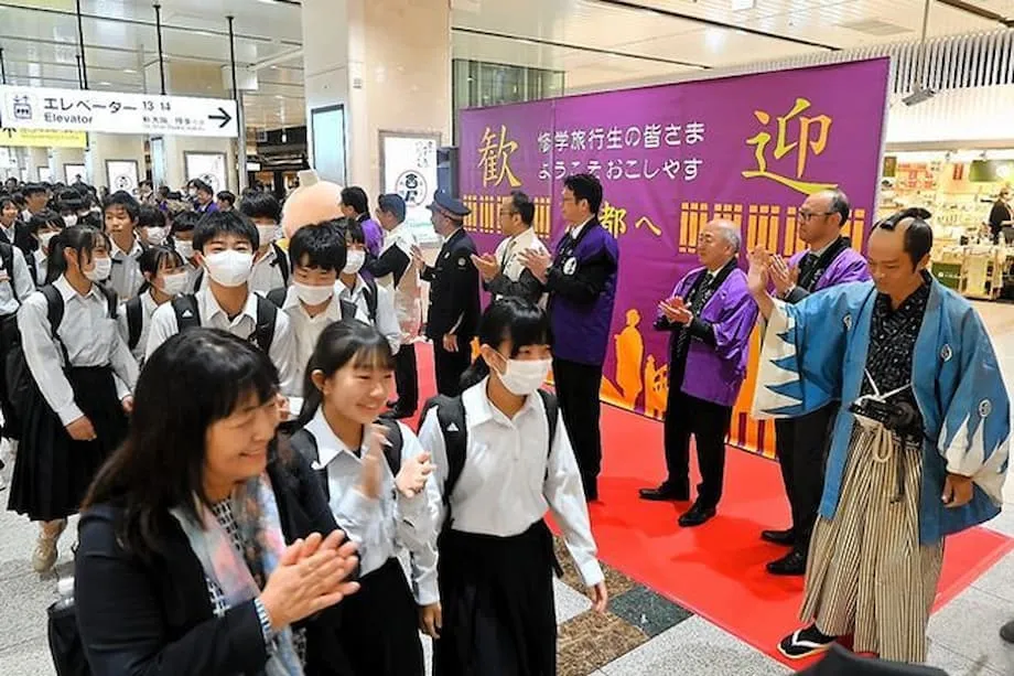 As multidões de Kyoto levam escolas japonesas a repensar as viagens escolares