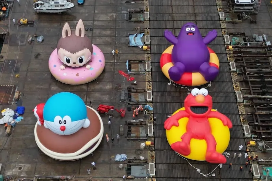 Ícones Infláveis a Desfilar no Victoria Harbour de Hong Kong