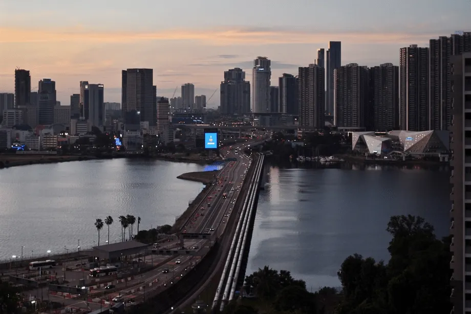 Como Viajar Legalmente de Singapura para Johor Bahru: Autocarros, Táxis, Comboio, Carros e Dicas de QR